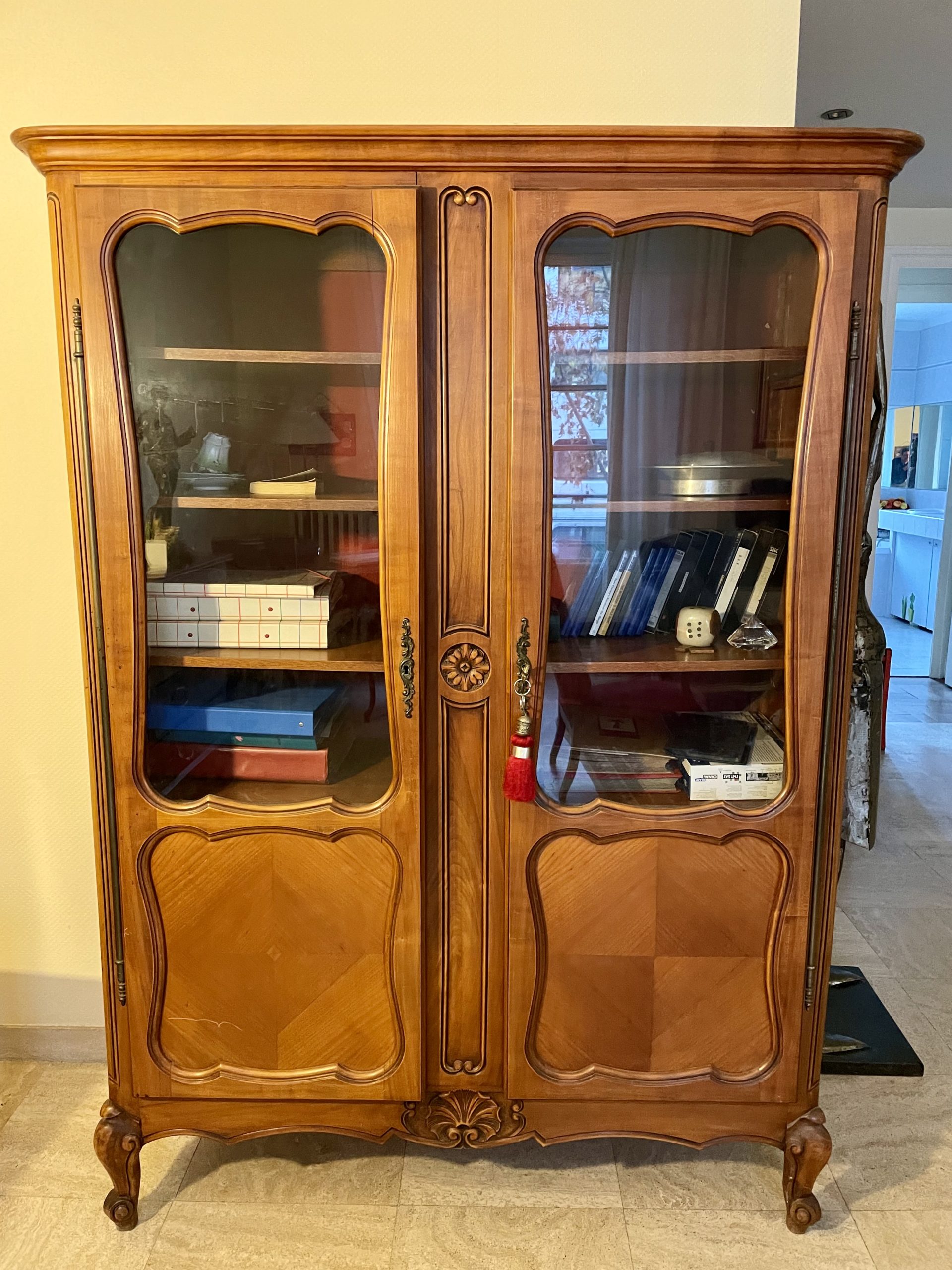 Bibliothèque en bois avec portes vitrées