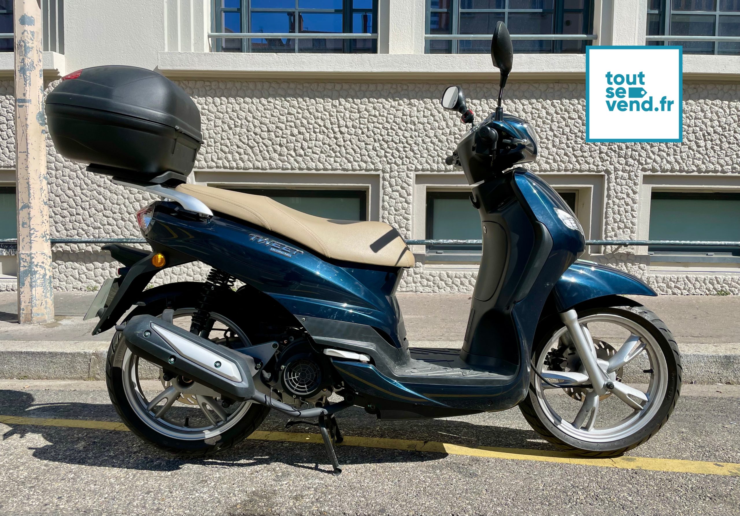 scooter Peugeot Tweet