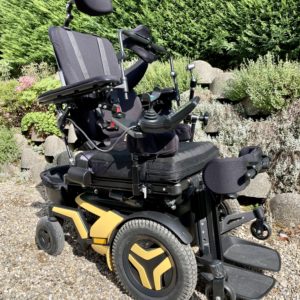 Fauteuil électrique roulant verticalisateur de la marque Permobil, modèle F5 Corpus VS