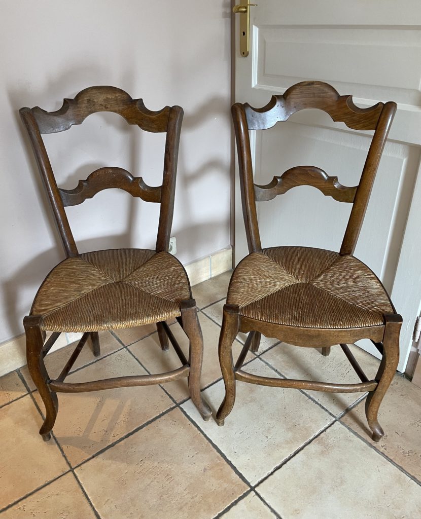 2 chaises en bois et paille