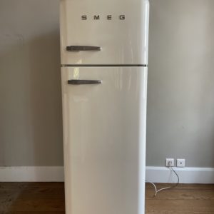 Combiné réfrigérateur/congélateur de la marque SMEG.